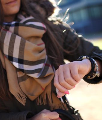 Tesettür Ferace Modelleri: Zarif ve Rahat Tesettür Giyimin Vazgeçilmez Parçası m4